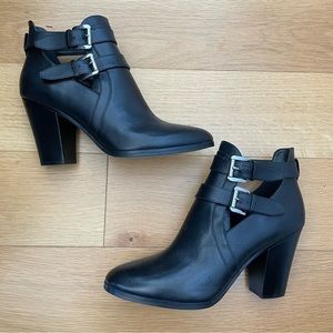NWOT. Michael Kors leather booties- size 9